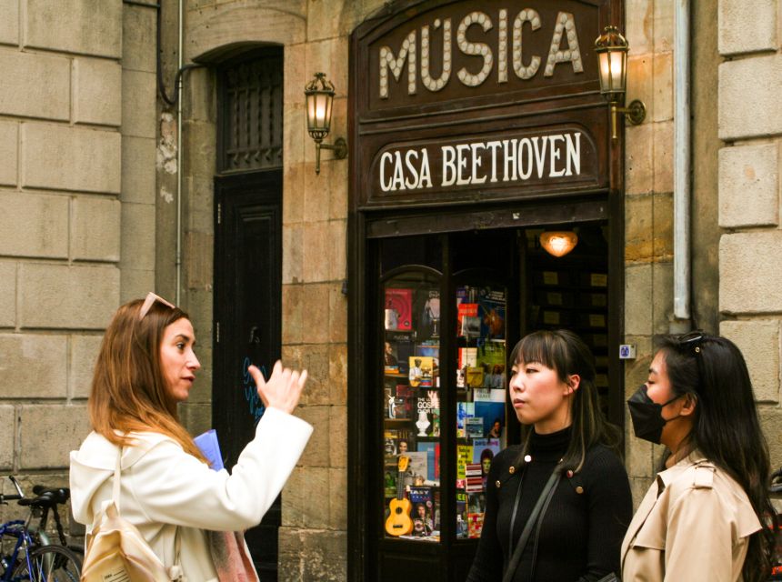 Barcelona: Sagrada Familia, Park Güell and Old Town Tour - Las Ramblas and the cathedral approach: a quick taste of Barcelona’s contrasts