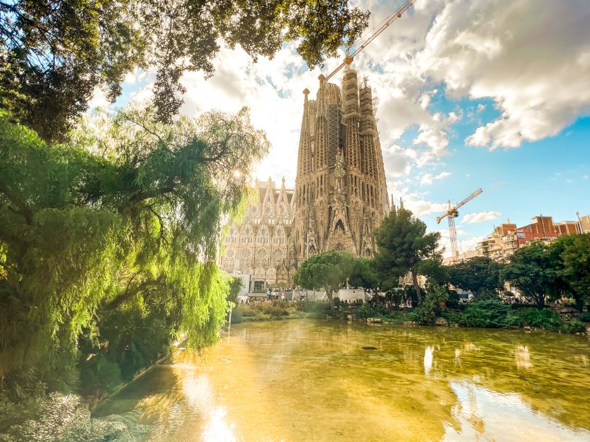 Barcelona: Sagrada Familia, Park Güell and Old Town Tour - Passeig de Gràcia: the drive that sets up Gaudí