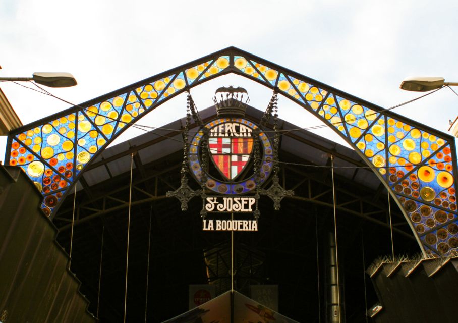 Barcelona: Sagrada Familia, Park Güell and Old Town Tour - Gothic Quarter walking: churches, streets, and why Barcelona looks the way it does