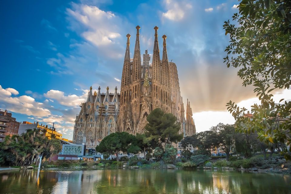 Barcelona: Sagrada Familia, Park Guell & Tapas Private Tour - Sagrada Família: choosing between an Official Expert Guide or audioguides