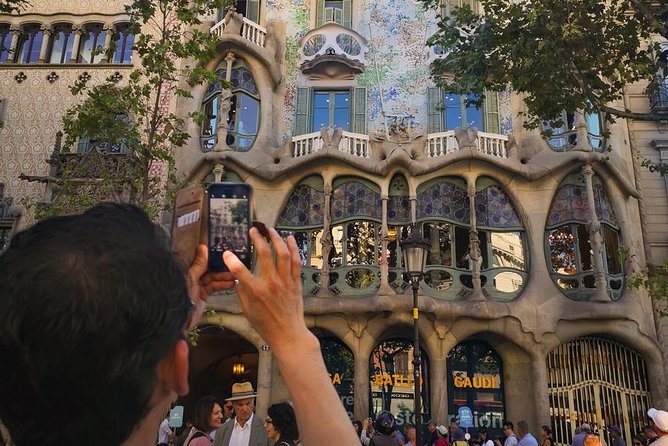 Barcelona: Sagrada Familia, Park Guell & Tapas Private Tour - Passeig de Gràcia: Gaudí masterpieces from the sidewalk, not the ticket booth