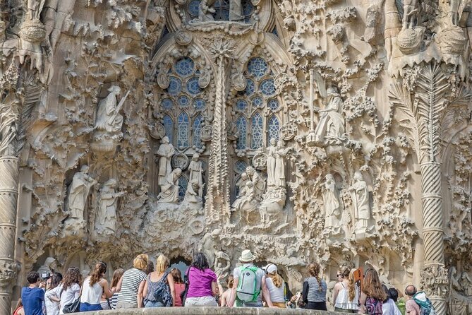 Barcelona: Sagrada Familia Semi-Private Guided Tour - Towers not included: plan your Sagrada Familia day around interiors
