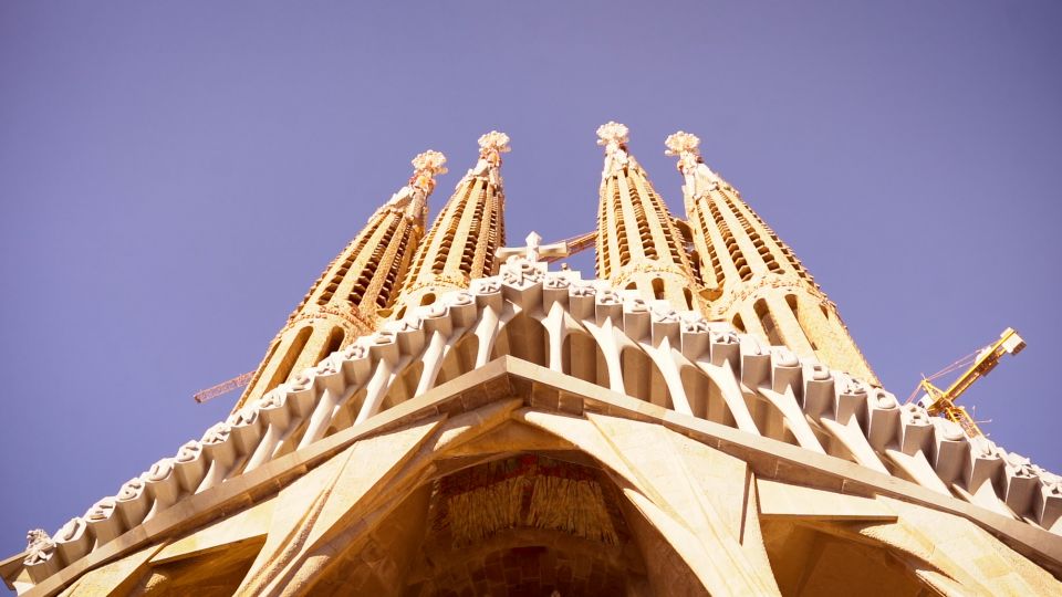 Barcelona: Sagrada Familia Skip-The-Line Guided Tour - Where you start (and why meeting points matter in Barcelona)