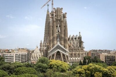 Barcelona: Sagrada Familia Skip The Line Insider Guided Tour - Meeting at Plaça de la Sagrada Família: Simple Start, Real Timing