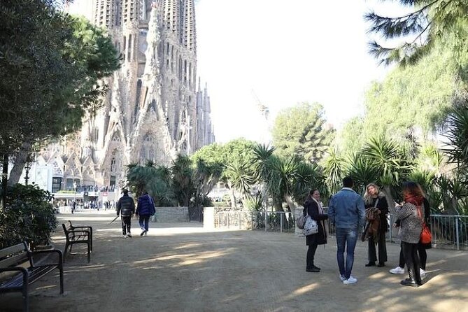 Barcelona: Sagrada Familia Skip The Line Insider Guided Tour - Hearing Your Guide in a Cathedral: Headsets, Accents, and Group Flow