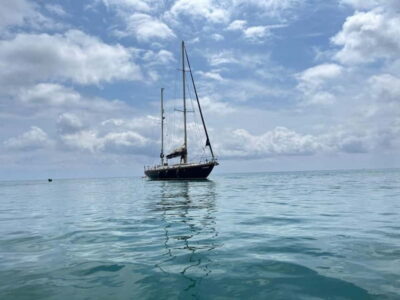 Barcelona: Sailing on a Classic Ketch Boat with tapas & cava - The classic ketch layout: comfort that actually helps