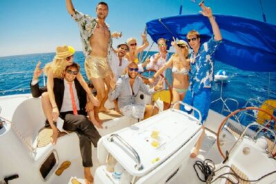 Barcelona: Sailing tour with drinks and aperitve - The boat experience: comfort, a quick safety intro, then sailing