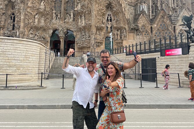Barcelona Scavenger Hunt and Sights Self-Guided Tour - Stop 5: La Sagrada Familia—Finishing With Momentum