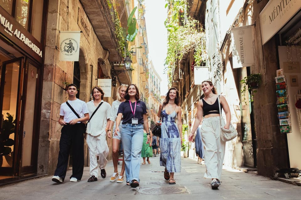 Barcelona: Small Group Gothic, Tapas & Churros Tour! - El mural del petó: the kind of stop you remember later
