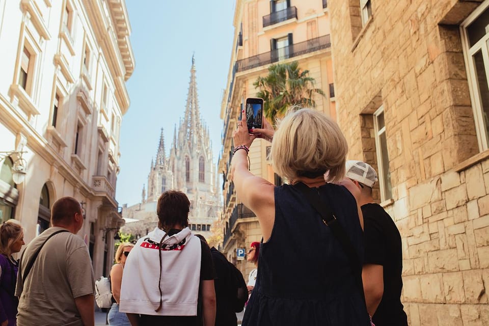 Barcelona: Small Group Gothic, Tapas & Churros Tour! - Wine and tapas lunch at a local restaurant: the real centerpiece