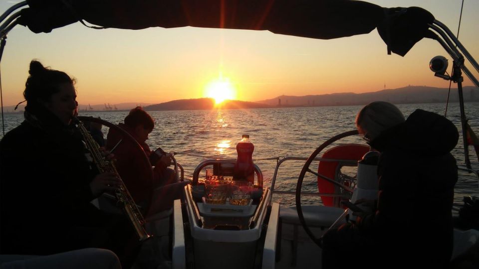 Barcelona: Sunset Live Sax and Sailing Experience with Tapas - Live Saxophone Onboard: The Fun (and the Feel)
