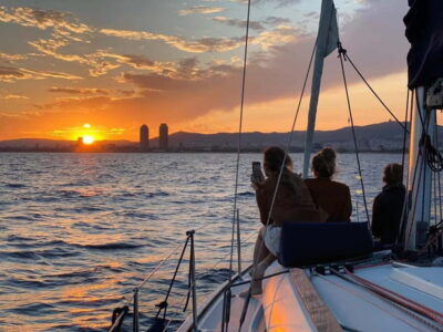 Barcelona: Sunset Skyline Cruise with Cava and Snacks - From Port Olímpic to open water: what “easy boarding” really means