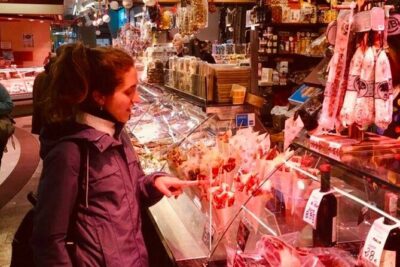 Barcelona tailored tapas & drinks tour with a native guide - Meeting up, pickup, and the walking reality
