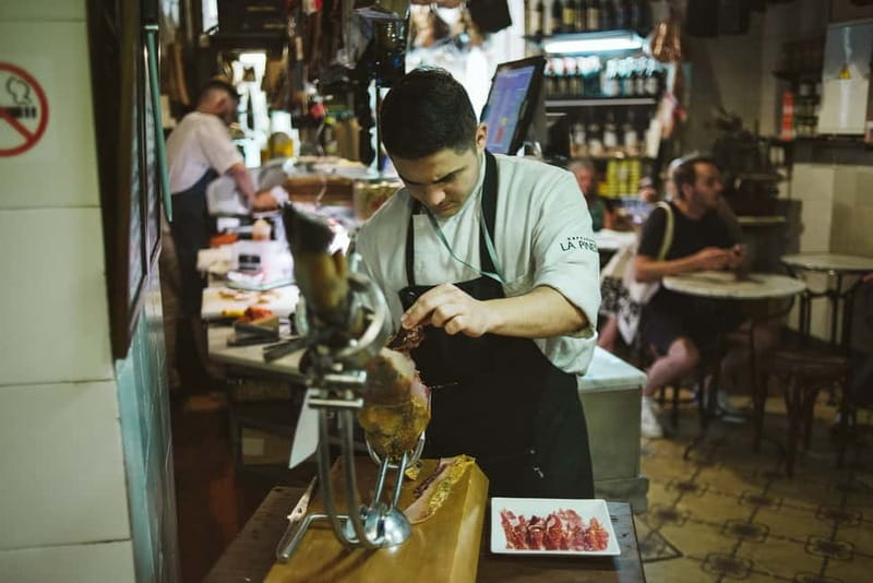 Barcelona: Tapas, Wine & History Tour of the Old Town - Starting in the old-town maze: Palau de la Balmesiana and Plaça del Pi