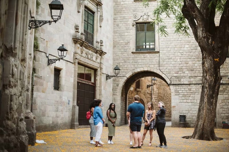 Barcelona: Tapas, Wine & History Tour of the Old Town - La Plata and the middle tasting that keeps you from fading