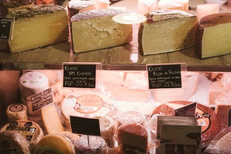 Barcelona: Tapas, Wine & History Tour of the Old Town - The final sit-down: shared plates, red wine, and dessert