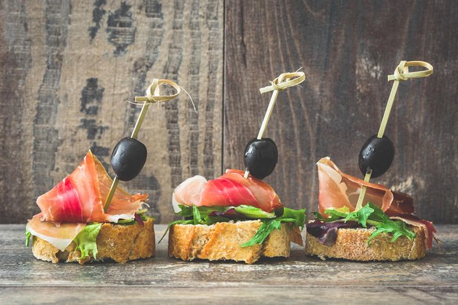 Barcelona Tapas & Wine Private Tour in Traditional Taverns - Guide quality: why the private format changes the whole night