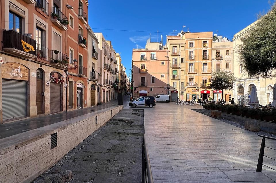 Barcelona: Tarragona & Sitges Guided Day Trip with Transfers - Sitges in the afternoon: shopping and café time at your own pace