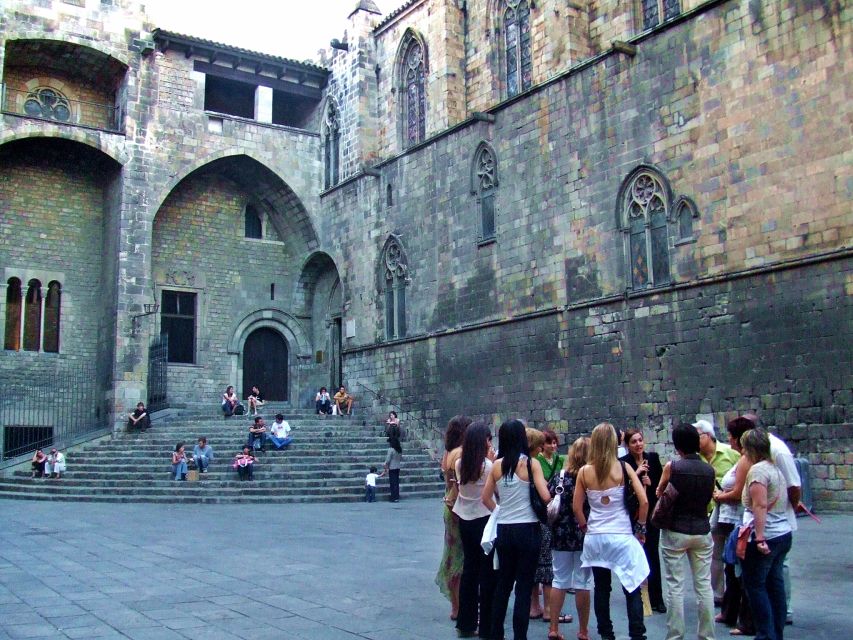 Barcelona: “The Cathedral of the Sea” Literary Walking Tour - Getting Started at Placa Santa Maria del Mar (and Why the Red Umbrella Helps)