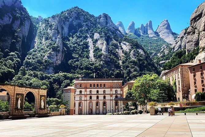 Barcelona to Montserrat Monastery: Tour, Transfers & Basilica - Leaving Barcelona: the 9:00am start and getting oriented fast
