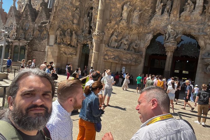 Barcelona VIP Private Tour: Sagrada Familia, Park Güell & Pedrera - Montjuïc: the viewpoint hour and the “Barcelona from above” lesson