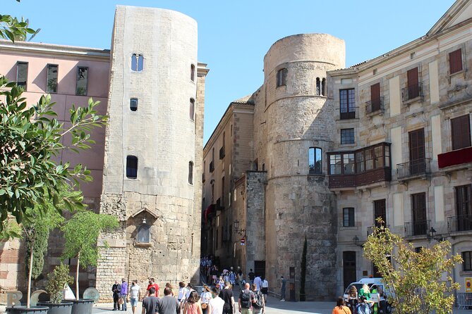 Barcelona walking tour Gothic Quarter and Ramblas+Boat trip - Small Group Dynamics: 6 People Max Makes a Real Difference