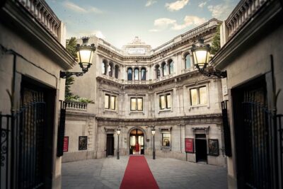 Barcelona Wax Museum Admission Ticket - Entering the Museum: A 21st-Century Feel in an Old-World Setting