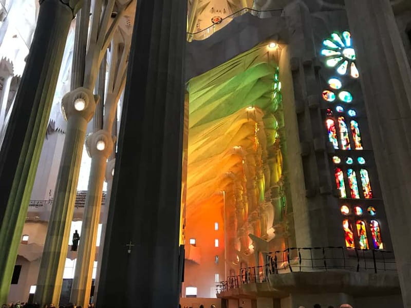 Barcelona: Wonders of Gaudi Bike Tour - Quick tips before you roll: clothing, focus, and pacing