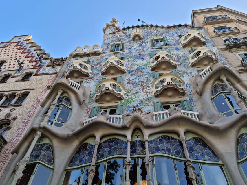 Barcelona:Pass with Casa Battló, Casa Milà, Teleferic & more - Hop-On Hop-Off bus: your 24-hour backbone