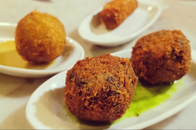 Barcelona´s Lunch or Dinner Tapas Tour: Food, drinks, happiness! - A 3-hour Barri Gòtic tapas tour, guided by Ida