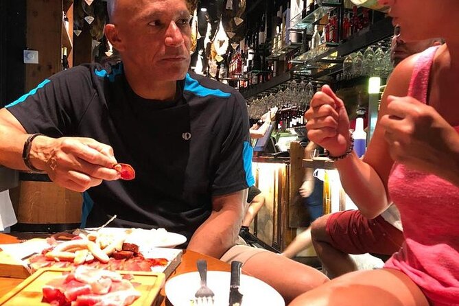 Barcelona´s Lunch or Dinner Tapas Tour: Food, drinks, happiness! - Where the tour starts in Plaça de l’Àngel (and where it ends)