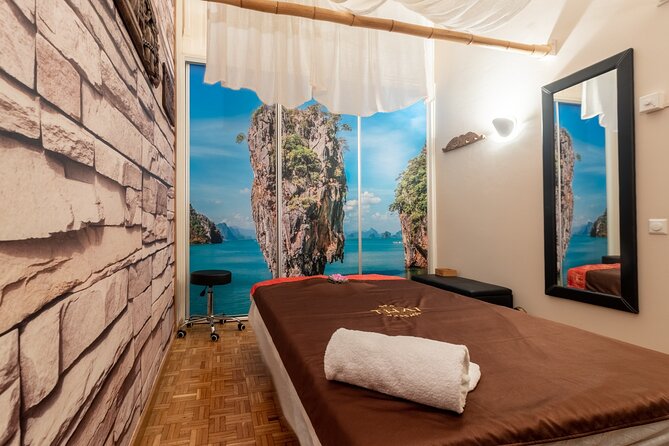 Body Scrub Exfoliation Treatment 50 min at THAI SPA MASSAGE BARCELONA - The shower-in-the-room detail: why it’s worth caring about