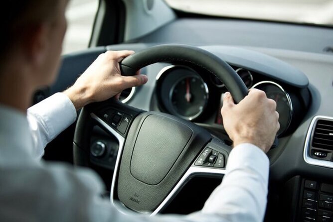 Book Private transfer from Barcelona airport to City - Flight tracking and the 60-minute waiting window