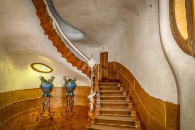 Casa Batllo Fast Track Tour with Optional White Rabbit Museum - The Casa Batlló guided walk: Reading Gaudí instead of just touring rooms