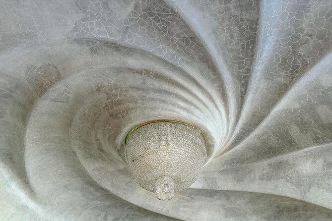 Casa Batllo Fast Track Tour with Optional White Rabbit Museum - White Rabbit Museum add-on: A local culture detour (for 30 minutes)