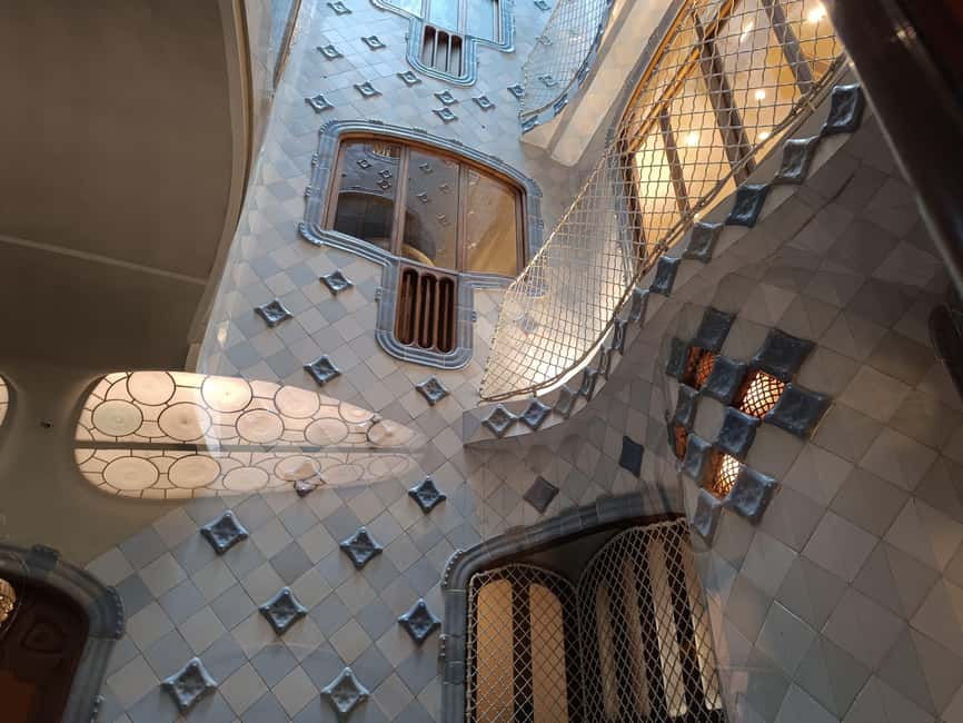 Casa Batlló First Access Insider Tour With Breakfast - Inside the house: fluid walls, stained glass, and the details that pay off