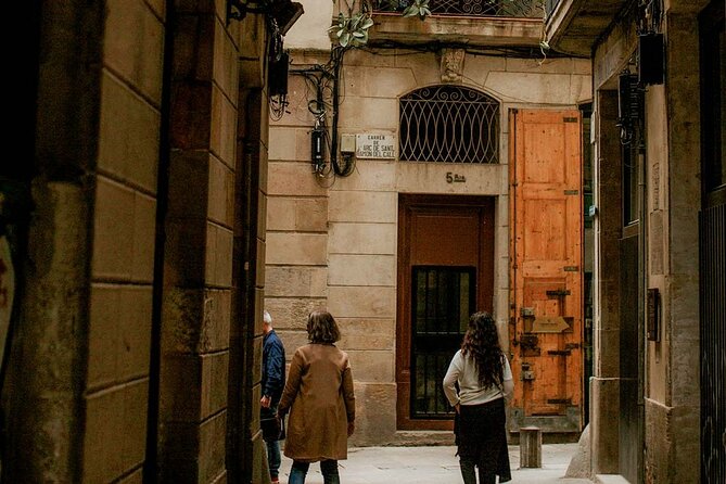 Crimes the tour through the Dark Side of Barcelona - Roman walls, executions at Plaça de l’Àngel, and punishment methods