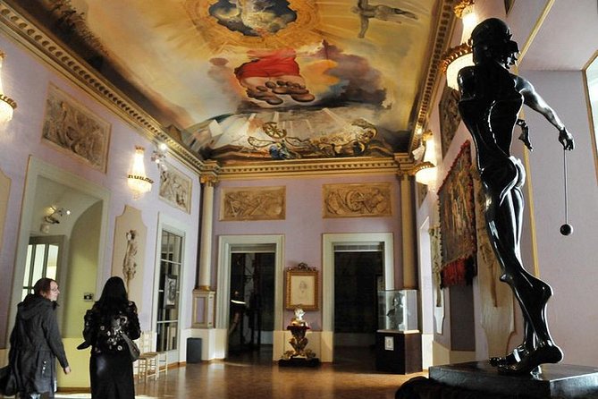 Dalí Museum + Girona Tour - Dalí Theater-Museum: the egg ceiling and the Mae West-style 3D moment
