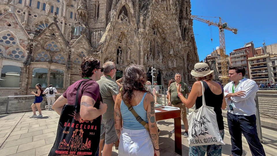 Early Access to Sagrada Familia w/ Optional Tower Access - Meeting point on Mallorca Street: easy start, clear direction