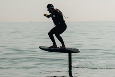 eFoil Fliteboard Experience Barcelona - The pre-ride lesson: controller, balance, and safety codes