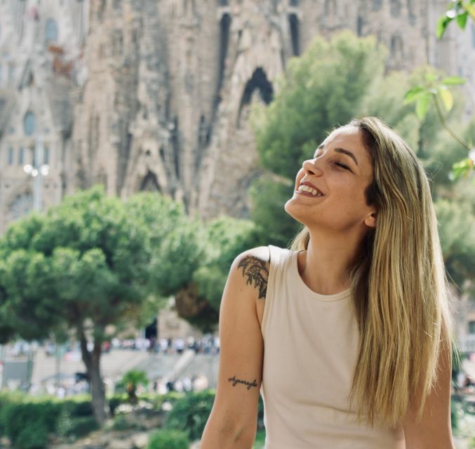 Explore Barcelona by Bike & Photo Shooting - Arc de Triomf: quick reset with coffee and snacks