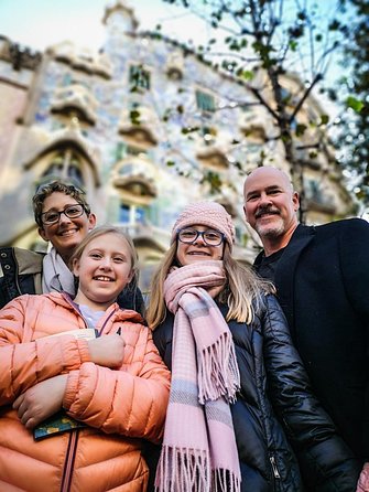 Family Private Tour: Churros, Hot Chocolate & Games in Barcelona - Las Ramblas and Plaça Reial: the easy on-ramp to Barcelona