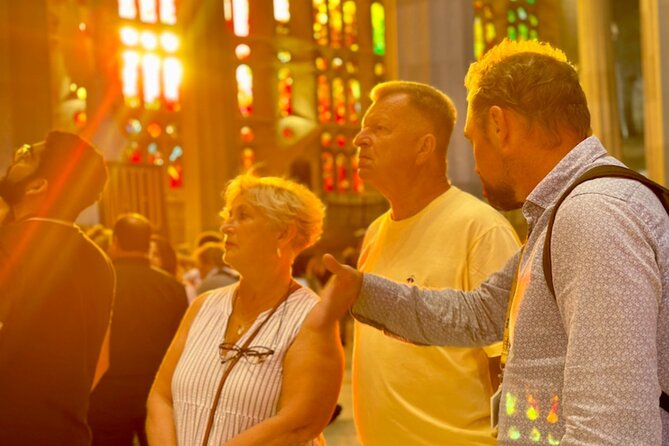 Fast Track: Sagrada Familia Guided Tour - Meeting Point and Timing: Catching Your Guide in a Crowded Eixample Pocket