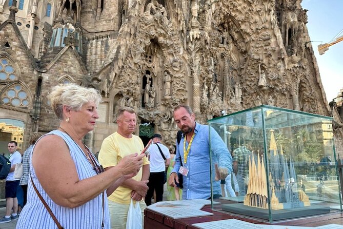 Fast Track: Sagrada Familia Guided Tour - Sagrada Familia Interior Tour: The Story Behind the Light and Color