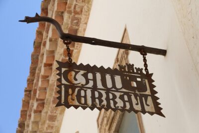 From a Roman Village to a Resort Town: A Self-Guided Walking Tour of Sitges - Where the tour starts: Pic Nic boardwalk direction markers