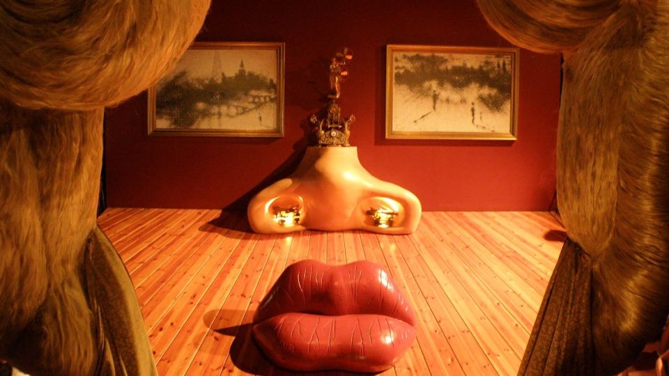 From Barcelona: Dalí Triangle and Cadaques Tour - Who should book this Dalí Triangle and Cadaqués day trip?