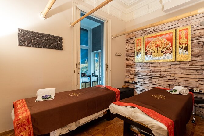 Full Body Massage 60 min and Floral Bath in Jacuzzi 30 min at THAI SPA MASSAGE - Thai Spa Massage Barcelona: the flow that actually makes sense