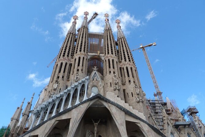 Gaudi and La Sagrada Familia Exterior Self-Guided Audio Tour - Quick tips to get more from the 39 minutes