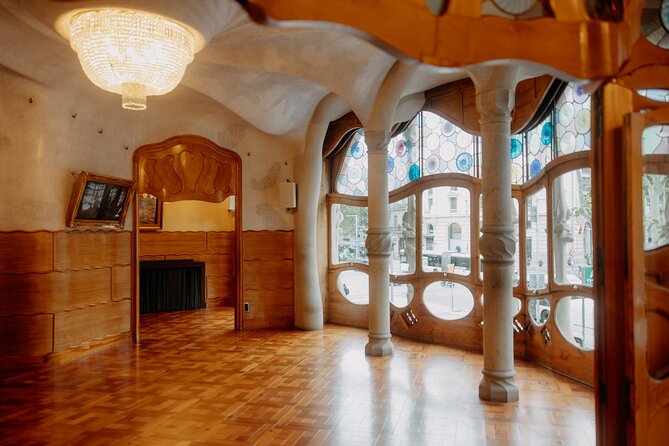 Gaudi Casa Batlló Pre Opening Tour &Skip-the-Line Sagrada Familia - Casa Batlló pre-opening VIP: underwater vibes, the vertebra staircase, and rooftop calm