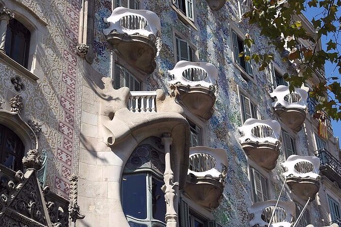 Gaudi Masterpiece: Casa Batlló with Expert Guide and STL Tickets - Morning logistics: meeting point and the 9:00am start